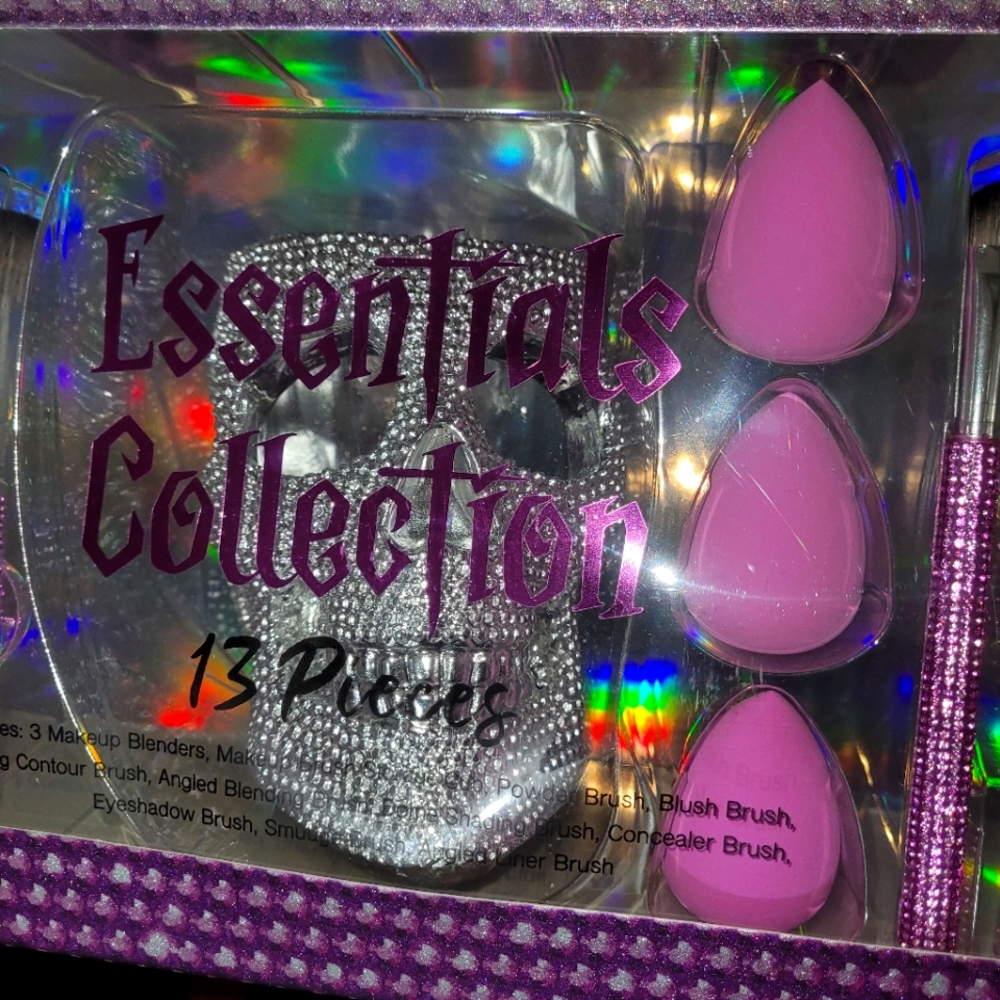 Skull makeup holder brush